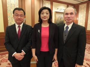 左から交流協会の舟町仁志代表理事、金融監督管理委員会の王儷玲政務副主任委員、台北駐日経済文化代表処の余吉政副代表