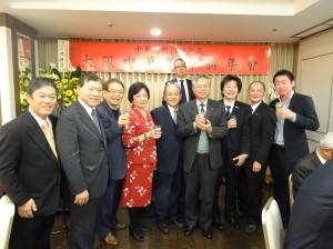 駐大阪辦事處處長蔡明耀(右4)、洪會長與僑領合影