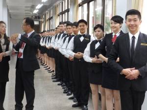研修団をお迎えする嘉義市私立興華高級中学観光事業科の生徒ら