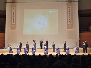 為傳揚孝道,200多位慈濟志工演出「父母恩重難報經」音樂手語劇
