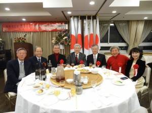 僑委會委員長陳士魁(中)、左起神戶華僑總會會長陸超、大阪中華總會會長洪勝信、右起駐大阪辦事處處長蔡明耀夫人、僑務委員何武雄、駐大阪辦事處處長蔡明耀