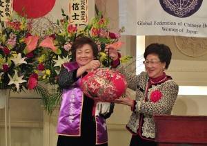 世華日本分會會長河維寧（左）和前副總統呂秀蓮互贈紀念品