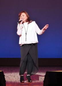 民歌歌手鄭怡一出場就演唱《月琴》，讓人見識她寶刀未老的好歌喉