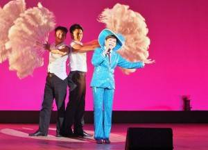 模仿鳳飛飛的劉明珠，活潑的舞台表演引人注目