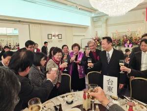 呂秀蓮等人特別和現場賓客致意，盼僑界能支持公投和推動台灣為永久中立國的議題