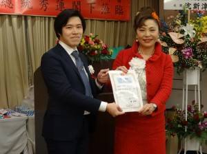會長謝美香頒發聘書給青年會新會長林育鋒