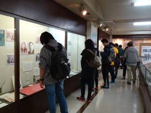 到場民眾細細觀賞館內典藏文物史料