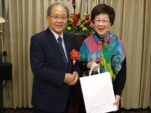 大阪中華總會會長洪勝信贈前副總統呂秀蓮紀念品