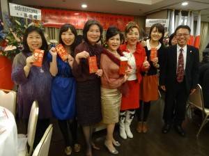 會長謝美香與紅包幸運得獎人合影