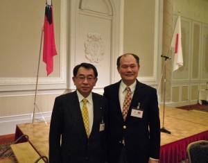 駐處處長粘信士（右）與眾議員塩谷立合影