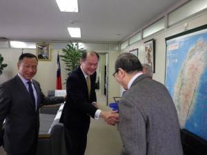 駐橫濱辦事處處長粘信士歡迎亞東親善協會到訪