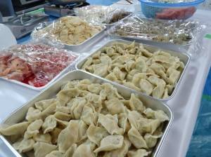 志工一早集合準備的大量火鍋料及手工水餃