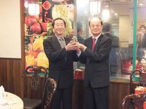 駐日代表沈斯淳（右）致贈舞獅工藝品給橫濱華僑總會青年部長譚祐昇