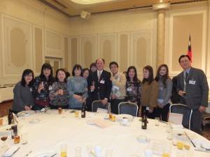 駐處處長粘信士和與會僑民、留學生合影