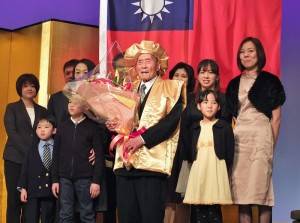 日本華商總會理事長林錦漫接受子孫的獻花