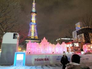 第６６屆札幌雪祭即日起至２月１１日在札幌室內登場，會場到了晚上愈加美麗