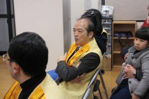 福岡佛光山寺の吉沢浩毅会長（中央） 