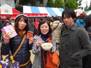 本場の台湾料理を楽しむ日本人来場者