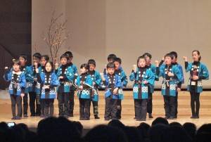 慈濟會員志工不分老少,齊力演出「父母恩重難報經」音樂手語劇