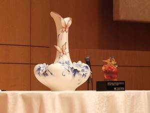 黄秘書長より屋代理事長に贈られたフランツの花瓶