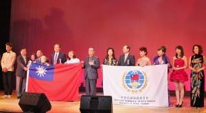 公演結束後，演出人員和與會貴賓合影