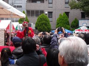 財神爺驚喜現身 發喜糖向到場民眾賀年