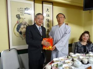 慧禮法師贈駐大阪辦事處處長蔡明耀紀念品