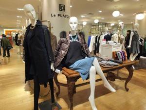 三越百貨銀座店包括在婦人服裝賣場和兒童服裝賣場,在春節期間將首次導入使用平板電腦的手指會話系統,方便消費者購物