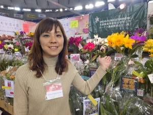 らんを日本市場にPRするオーチス農業開発会社の呉吉容さん