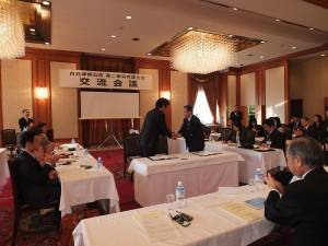 台北律師公会の黄理事長(右)と第二東京弁護士会の山田秀雄会長(左)は固い握手を交わした