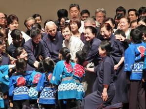 駐日代表夫人林則媛(圖中央著白衣者)和參與演出的志工們一同謝幕