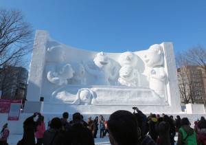 卡通《海螺小姐》雪雕前吸引許多遊客駐足