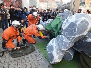 由麻布消防署人員演練在斷垣殘壁中救出受困民眾