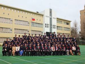 畢業生全體與賓客合影留念