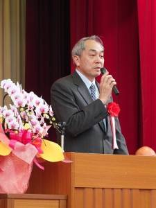 東京中華學校校長劉劍城以「今日事，今日畢」勉勵畢業生