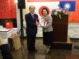 大阪中華總會會長洪勝信贈婦女會活動基金