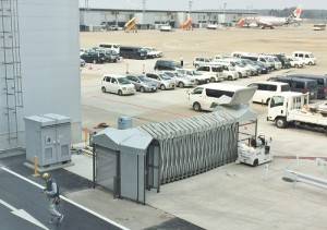 移動到停機坪搭乘飛機時，會提供移動式可伸縮的遮雨棚通道，避免旅客在步行時淋到雨