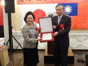 蔡處長代僑委會頒發僑務諮詢委員聘書及感謝狀
