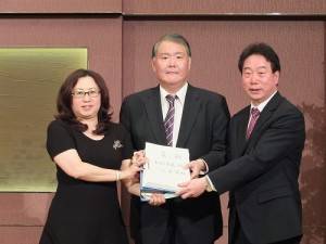在僑務組長王東生（中）的監交下，東京台灣商工會第１屆會長錢妙玲（左）將會務相關資料交接給新任會長陳慶仰（右）