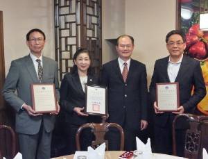 駐橫濱辦事處處長粘信士（右２）轉頒感謝狀給僑務委員河道台（左１）、僑務顧問施梨鵬（左２）和僑務諮詢委員鄭尊仁（右１）等人