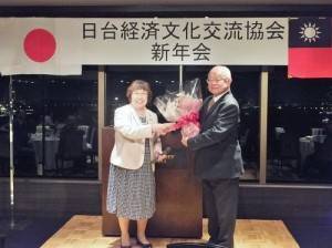 會長上村直子（左）致贈花束，為僑領吳正男祝壽