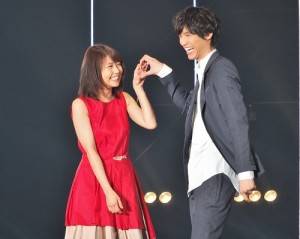 福士蒼汰（右）和有村架純登台為電影宣傳