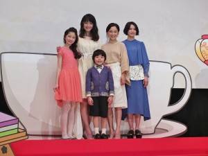 電影映後會活動上，由永作博美（後排右２）、佐佐木希（後排左１）和臼田麻美（後排右１），與片中的小童星一起登台，向影迷致意