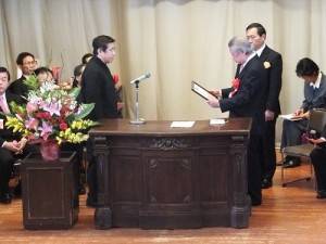 橫濱中華學院理事長林訓一頒發感謝狀給杜國輝基金會理事長雷兆元