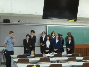 駐那霸辦事處處長蘇啟誠（左１）到場和訪台學生交流