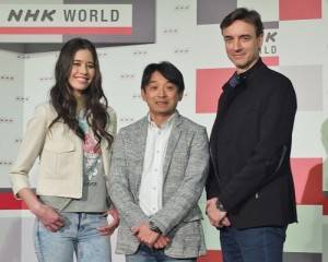 ＮＨＫ開設首個介紹汽車和汽車文化的節目「ＳＡＭＵＲＡＩ　ＷＨＥＥＬＳ」，找來前Ｆ１賽車手片山右京（中）搭檔汽車評論家Ｐｅｔｅｒ　Ｌｙｏｎ（右）和模特兒波音Ｓａｒａｈ（左）
