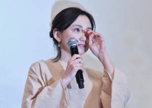 聽到導演姜秀瓊特別留給演員們的訊息，永作博美感動得頻拭淚