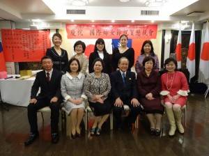 大阪中華總會婦女會理監事與大阪中華總會會長洪勝信合影