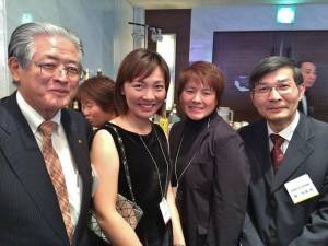駐那霸辦事處處長蘇啟誠（右１）與台灣高爾夫球選手盧曉晴（左２）和魏筠潔（右２）加油打氣