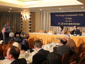 講演会後は、各国の特派員から次々に質問が飛び交った